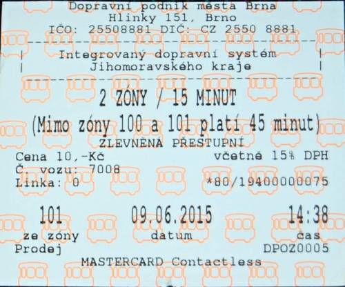 Brno zavádí v autobusech platbu bezkontaktní bankovní kartou
