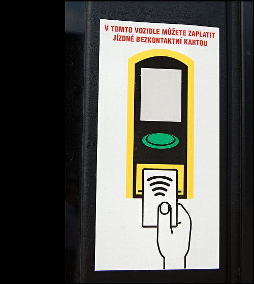 Brno zavádí v autobusech platbu bezkontaktní bankovní  kartou