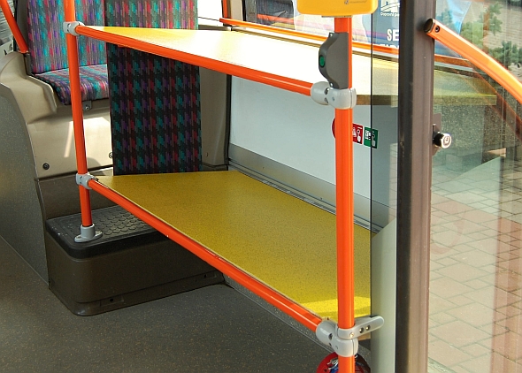 Brno zavádí v autobusech platbu bezkontaktní bankovní kartou
