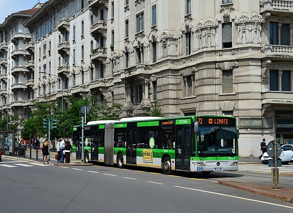 Dopravní pohlednice z Milána: Autobusy, trolejbusy, .....