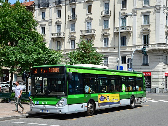 Dopravní pohlednice z Milána: Autobusy, trolejbusy, .....