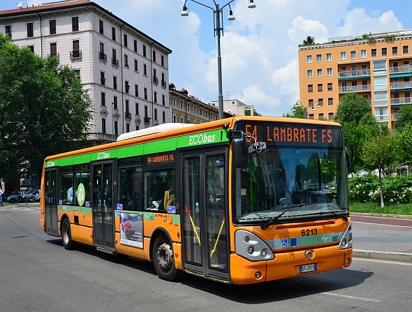 Dopravní pohlednice z Milána: Autobusy, trolejbusy, .....