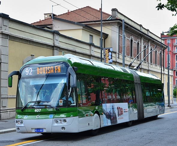 Dopravní pohlednice z Milána: Autobusy, trolejbusy, .....