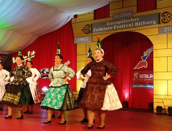 Autobusový pohled na Mezinárodní folklorní festival v německém Bitburgu