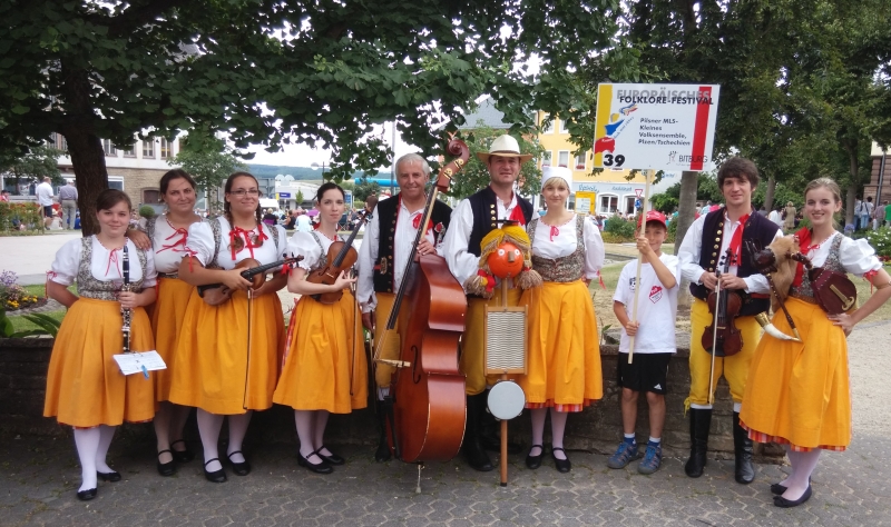 Autobusový pohled na Mezinárodní folklorní festival v německém Bitburgu