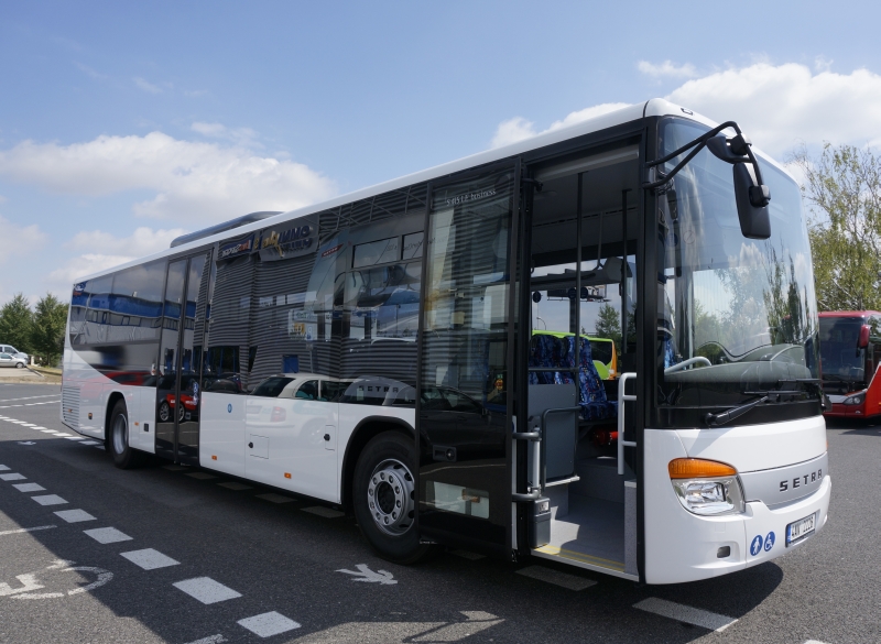 Obrazem: Jeden  z prvních sériových autobusů Setra 415 LE  business