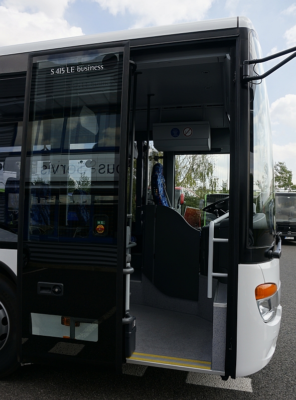 Obrazem: Jeden  z prvních sériových autobusů Setra 415 LE  business