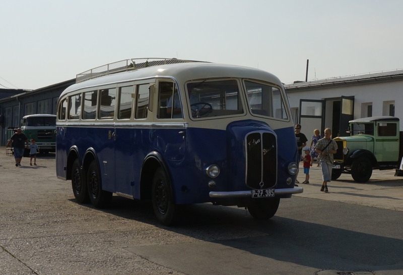 14. ročník veteránské přehlídky Zlatý bažant: Křest renovovaného autobusu Tatra 