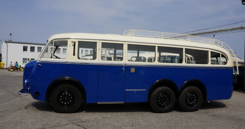 14. ročník veteránské přehlídky Zlatý bažant: Křest renovovaného autobusu Tatra 