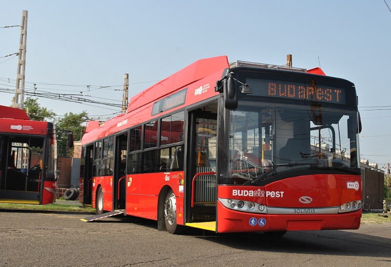 V Budapešti vyjela první Trollina s elektrovýzbrojí Škoda 