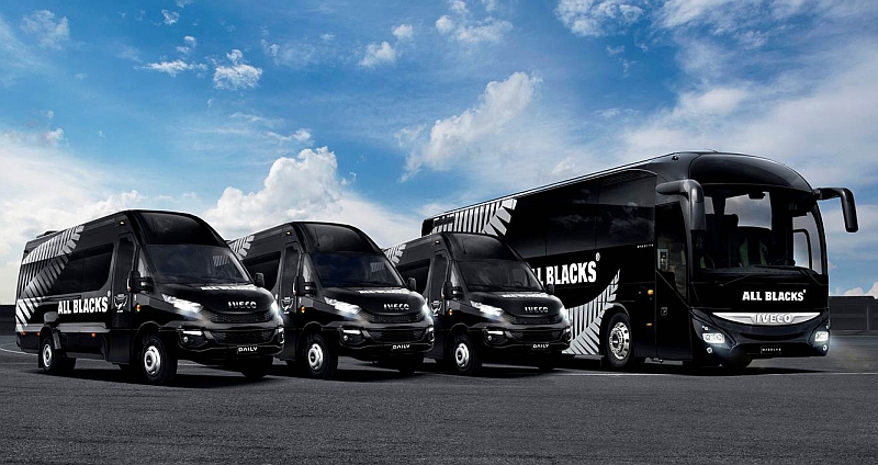 Autokar Iveco Magelys a tři vozy Iveco Daily Tourys dopravují All Blacks,