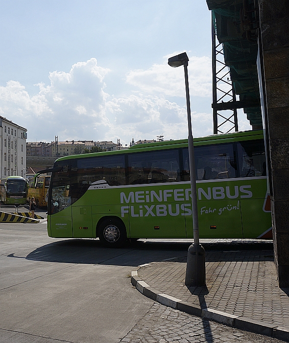 Zelené autobusy sítě MeinFernbus FlixBus nelze přehlédnout jak na ÚAN Florenc,