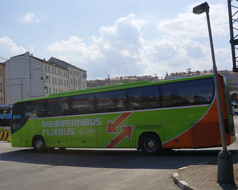 Zelené autobusy sítě MeinFernbus FlixBus nelze přehlédnout jak na ÚAN Florenc,