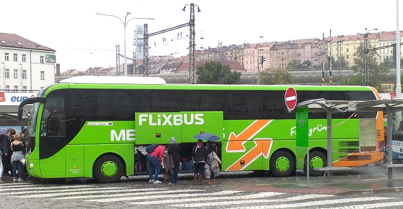 Zelené autobusy sítě MeinFernbus FlixBus nelze přehlédnout jak na ÚAN Florenc,