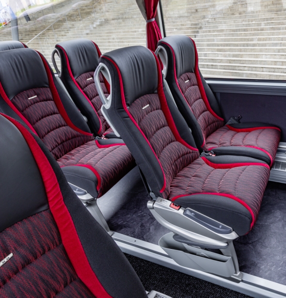 Nové modely S 511 HD navazují na historii clubbusů Setra