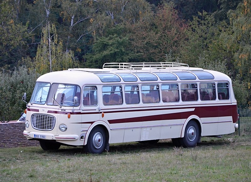 Autokar Škoda RTO LUX   odpočívá mezi výlety nedaleko Zdic