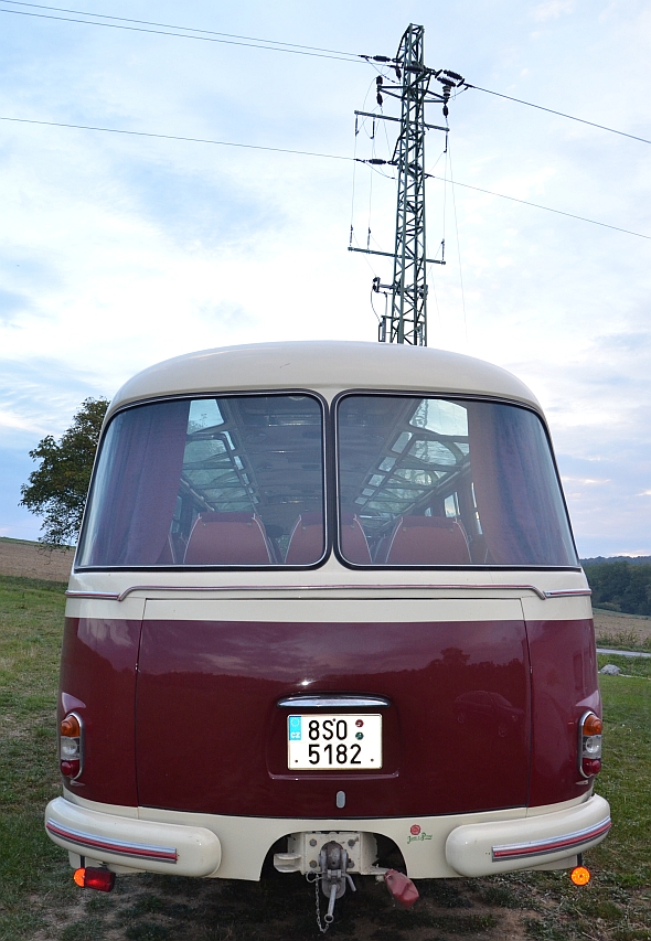 Autokar Škoda RTO LUX   odpočívá mezi výlety nedaleko Zdic