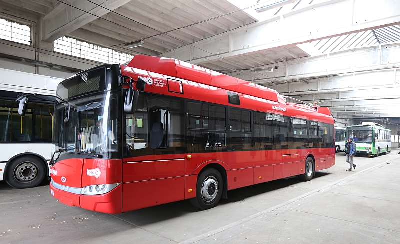 Trolejbus v nezvyklé červené barvě s maďarskými nápisy 