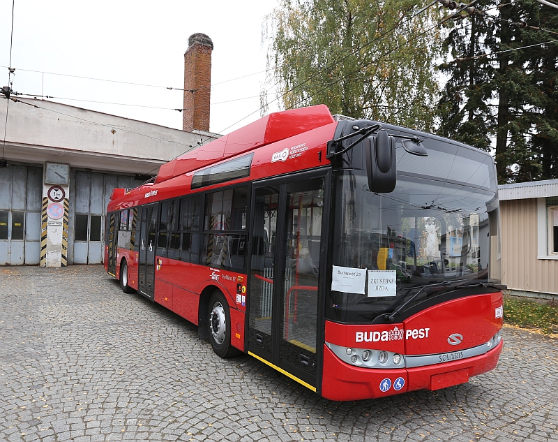 Trolejbus v nezvyklé červené barvě s maďarskými nápisy