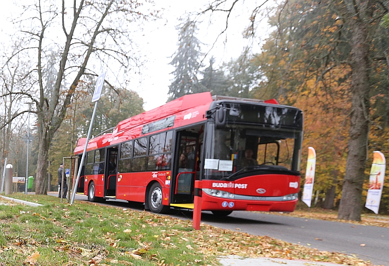 Trolejbus v nezvyklé červené barvě s maďarskými nápisy 