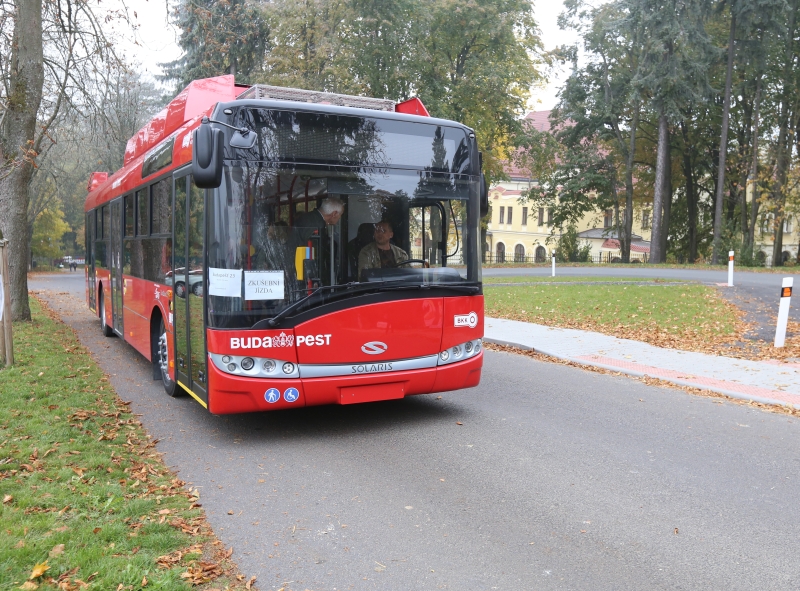 Trolejbus v nezvyklé červené barvě s maďarskými nápisy