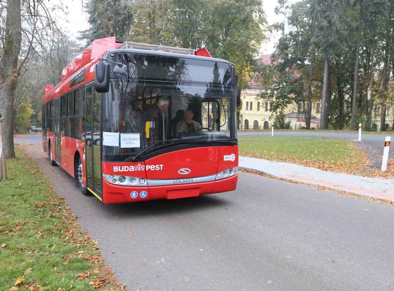 Trolejbus v nezvyklé červené barvě s maďarskými nápisy 