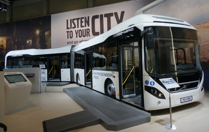 BUSWORLD 2015: Volvo Buses - v premiéře elektrobus 12 m, kloubový hybrid, 