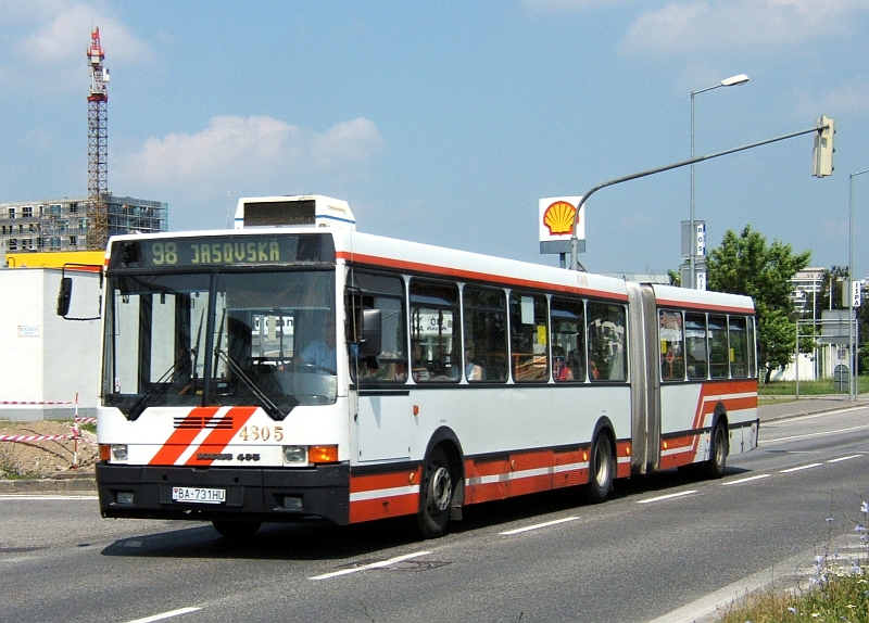 Poslední autobusy Ikarus v bratislavských ulicích. Elegantní typy 415 a 435 