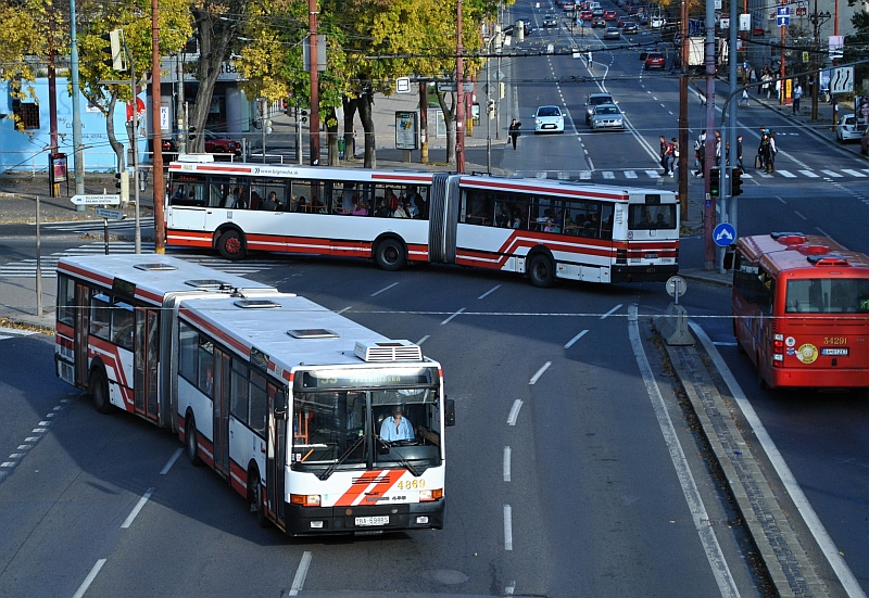 Poslední autobusy Ikarus v bratislavských ulicích. Elegantní typy 415 a 435 