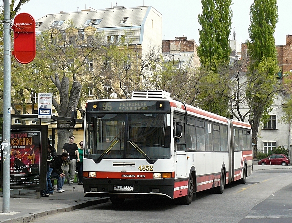 Poslední autobusy Ikarus v bratislavských ulicích. Elegantní typy 415 a 435 