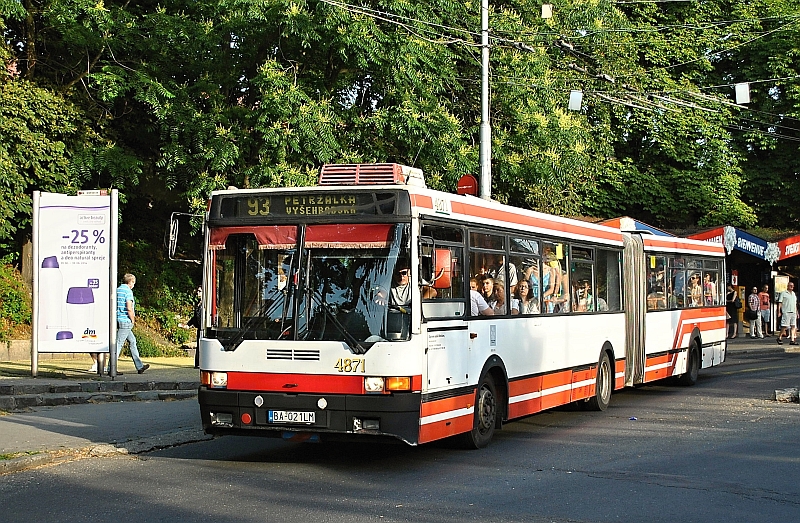 Poslední autobusy Ikarus v bratislavských ulicích. Elegantní typy 415 a 435 