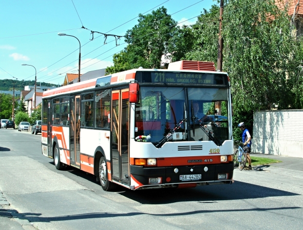 Poslední autobusy Ikarus v bratislavských ulicích. Elegantní typy 415 a 435 