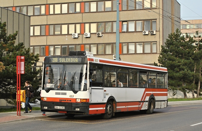 Poslední autobusy Ikarus v bratislavských ulicích. Elegantní typy 415 a 435 