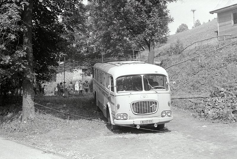 Z rodinného archivu: Fotografii autobusu Škoda 706 RO  v létě 1973 v Lysečinách 