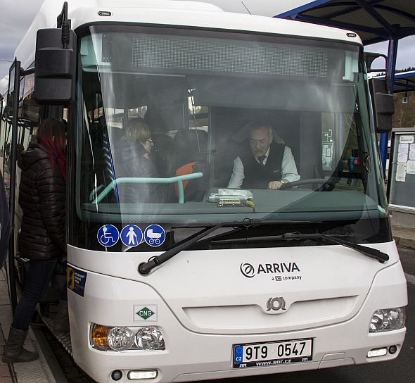 Cestující na Jesenicku mohu nově využívat své bezkontaktní bankovníí karty 