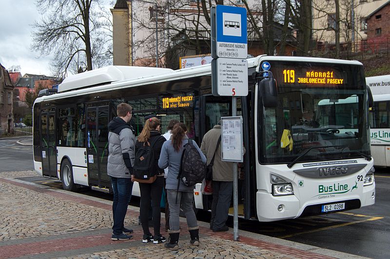 Cestující v Jablonci nad Nisou jezdí  čtyřmi novými  nízkopodlažními autobusy 
