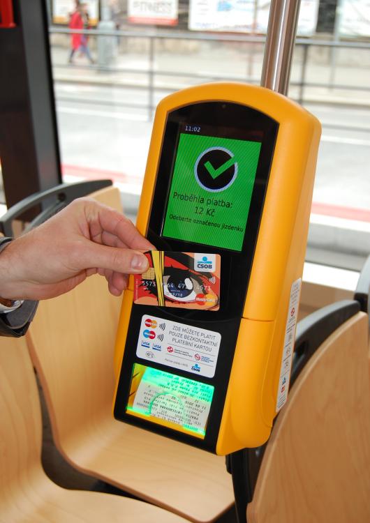 V Praze se platí v tramvajích bezkontaktní platební kartou
