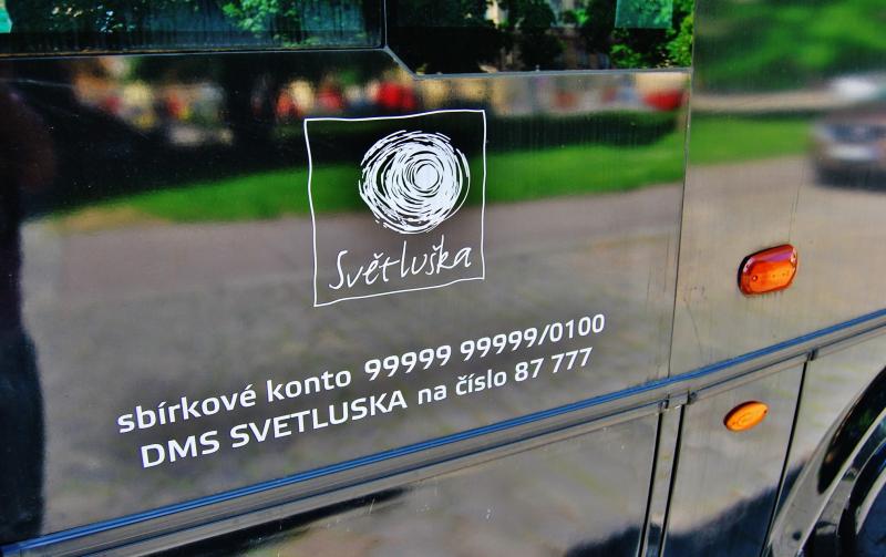 Autobusová Kavárna POTMĚ vyrazila na tour bez nehod po Česku
