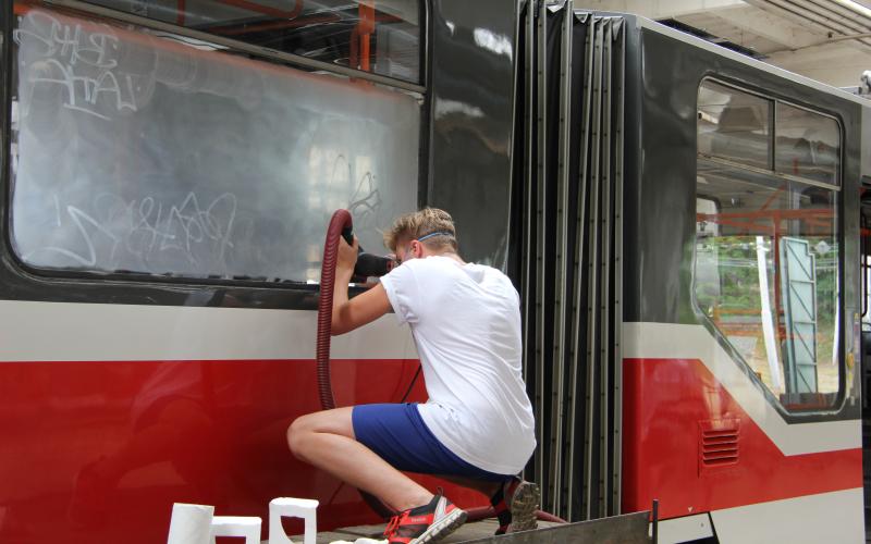 V Brně chrání skla v tramvajích před vandaly