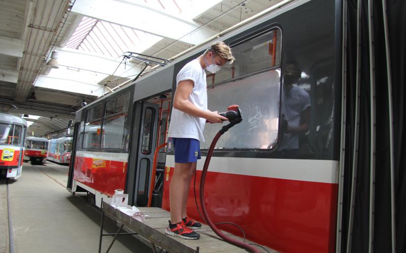 V Brně chrání skla v tramvajích před vandaly