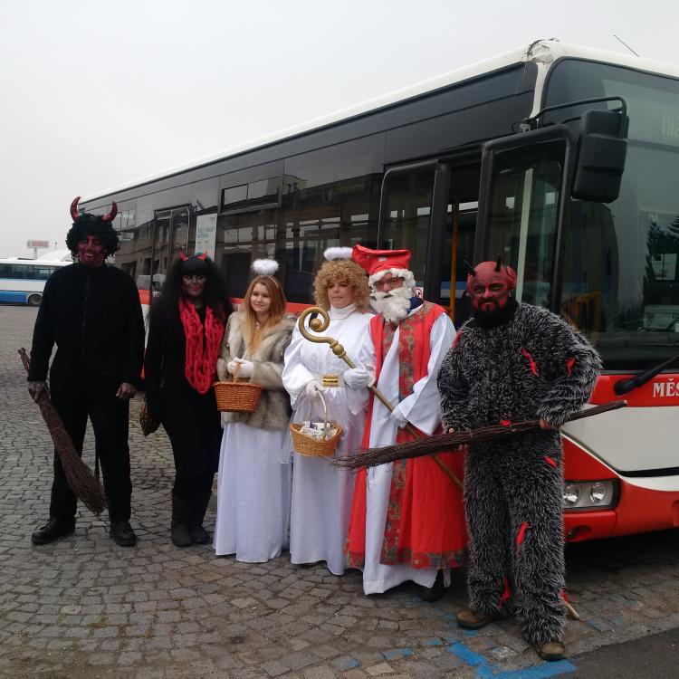 Mikuláš naděloval 5. prosince v autobusech na Berounsku