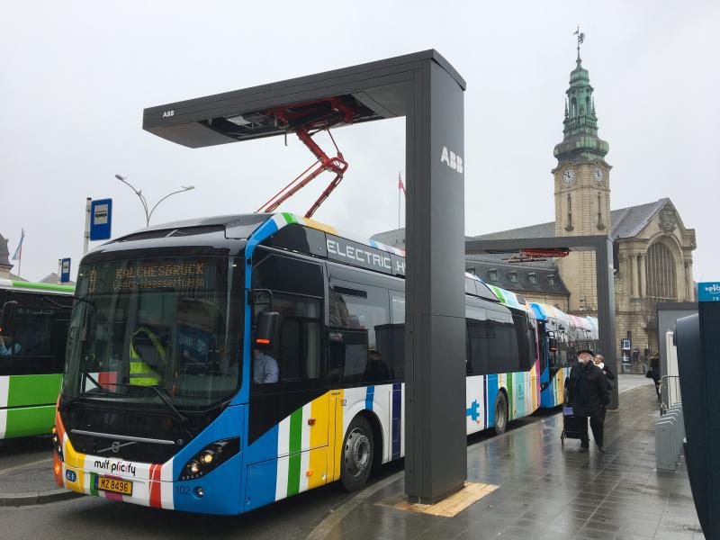 Nabíjení elektrických hybridních autobusů do Luxembourgu dodala ABB