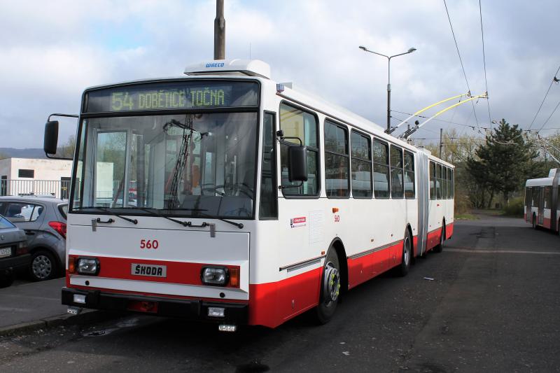 Trolejbus Škoda 15Tr vozí cestující v Ústí nad Labem