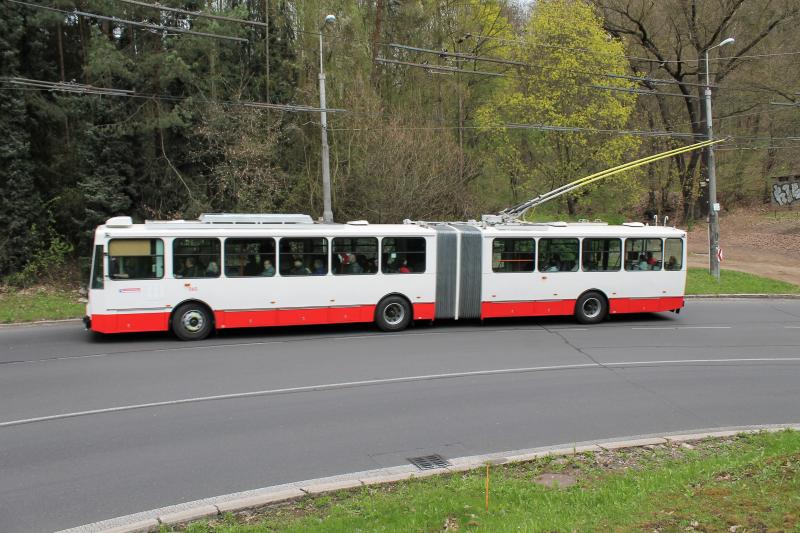 Trolejbus Škoda 15Tr vozí cestující v Ústí nad Labem