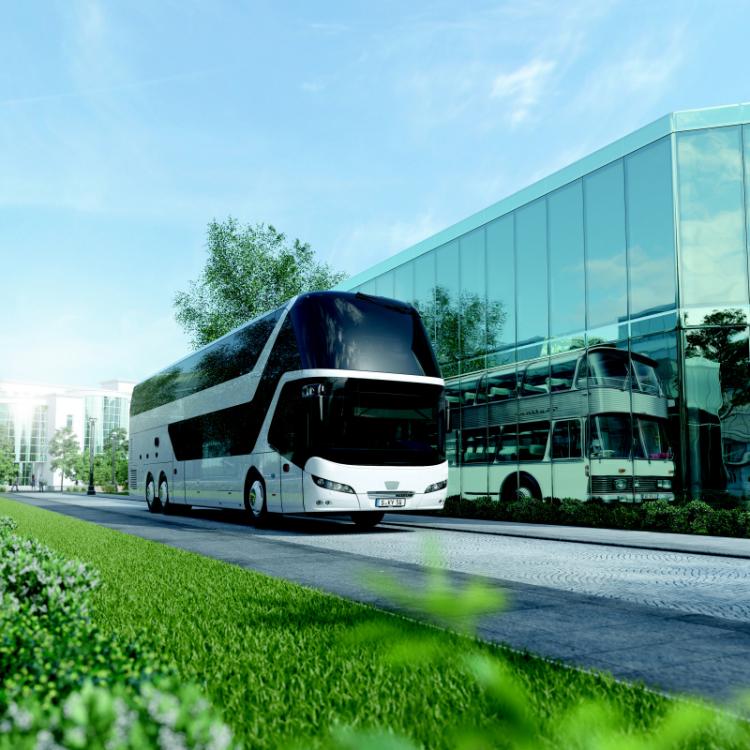 NEOPLAN Skyliner slaví jubileum: Půl století zájezdového patrového autokaru