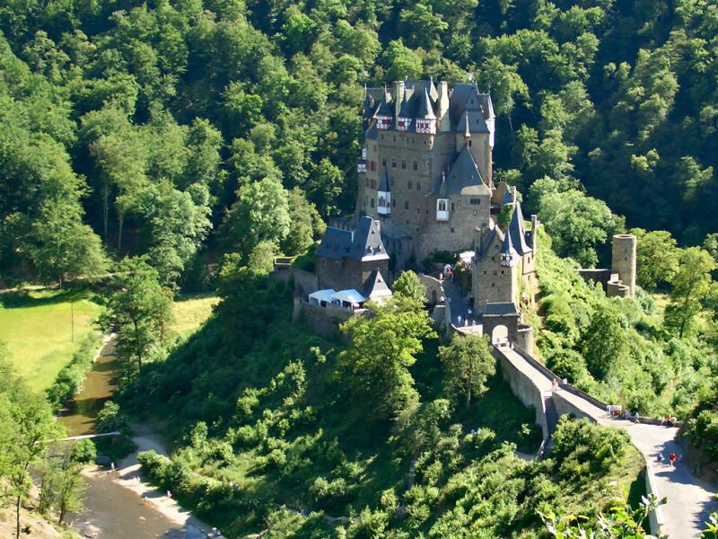 Na německý hrad Eltz minibusem Mercedes-Benz