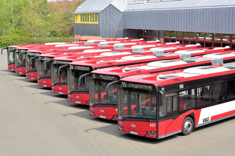 Osm kloubových autobusů Solaris v Norimberku