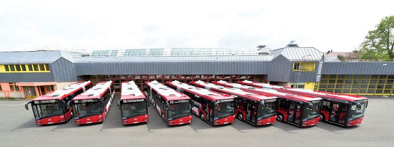 Osm kloubových autobusů Solaris v Norimberku