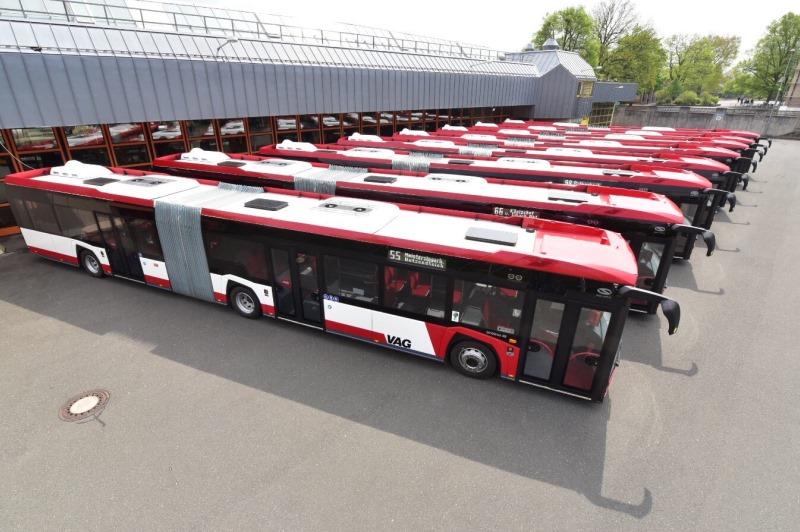 Osm kloubových autobusů Solaris v Norimberku