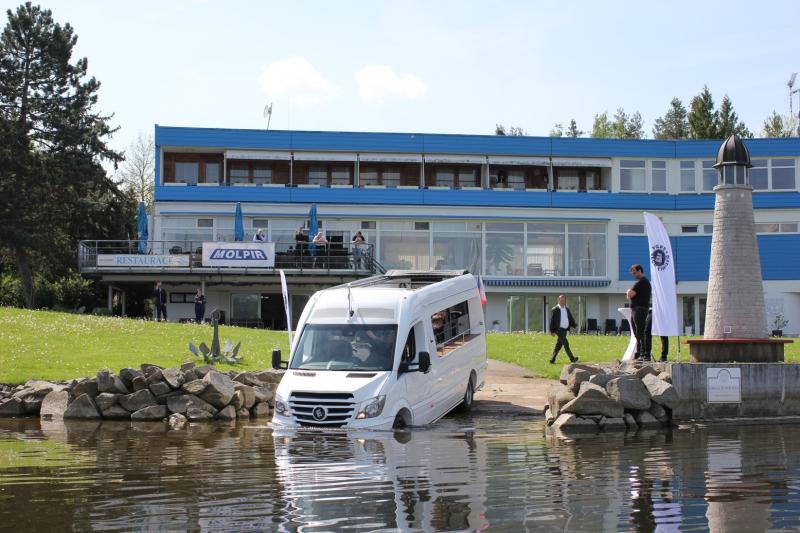 První obojživelný minibus vyrobený v ČR